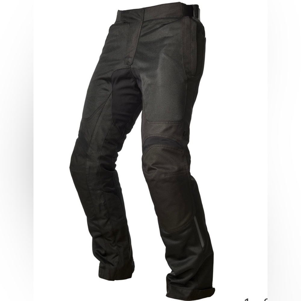 Reax men’s black motorcycle mesh pants including hip and knee pads. Size medium.